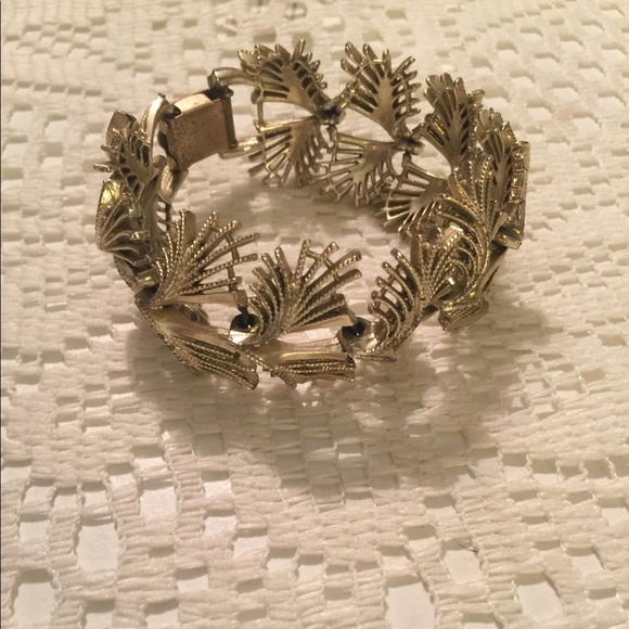 Jewelry - Bracelet. Costume Jewelry.